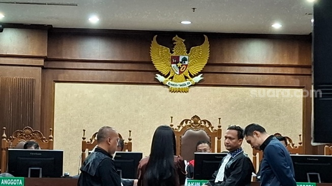 Istri terdakwa Harvey Moeis, Sandra Dewi saat dihadirkan di sidang kasus timah di Pengadilan Tipikor Jakarta. (Suara.com/Dea)