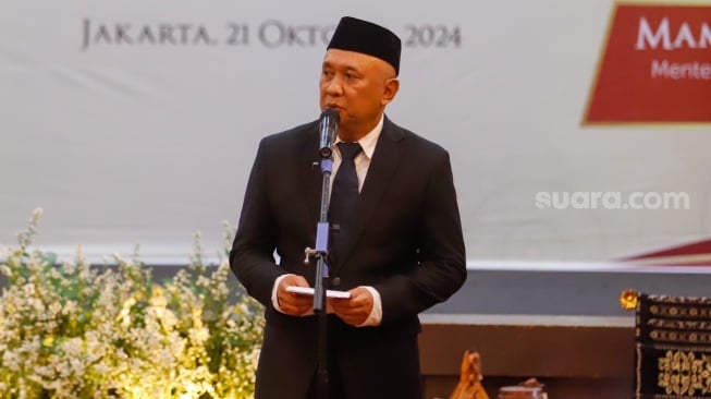 Menteri UMKM periode 2019-2024 Teten Masduki menyampaikan sambutan saat Sertijab dan Pisah Sambut di gedung Smesco Indonesia, Jakarta, Senin (21/10/2024). [Suara.com/Alfian Winanto]