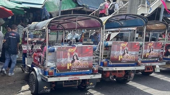 Wajah Nova Liana terpambang di sejumlah tuk-tuk di Thailand. Nova menjadi wakil Indonesia di ajang Miss Grandi International 2024 yang digelar di Kamboja dan Thailand pada 3-25 Oktober 2024. [Foto: Yayasan Dunia Mega Bintang]