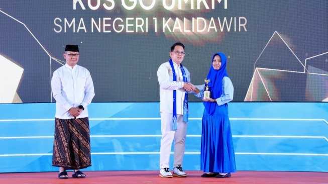 Pj Gubernur Jawa Timur Adhy Karyono menyerahkan Millennial Entrepreneur Awards (MEA) SMA Double Track Tahun 2024, Selasa (22/10/2024). (Dok: Pemprov Jatim)