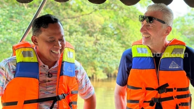 Keluarga Wali Kota Bekasi Mengungsi ke Hotel Saat Banjir Tuai Kritik Pedas: Hidup di Atas Penderitaan Rakyat!