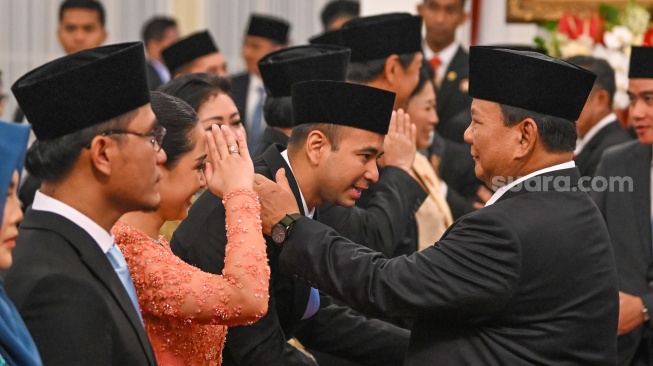 Utusan Khusus Presiden Bidang Pembinaan Generasi Muda dan Pekerja Seni terpilih Raffi Farid Ahmad melakukan sikap hormat saat dilantik Presiden Prabowo Subianto di Istana Negara, Jakarta, Selasa (22/10/2024). [ANTARA FOTO/Sigid Kurniawan/app/aww]