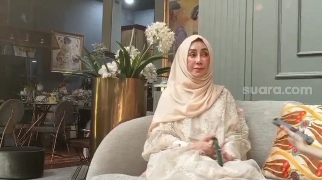 Amy Qanita, ibu Raffi Ahmad ditemui di Lebak Bulus, Jakarta Selatan pada Selasa (22/10/2024) [Suara.com/Rena Pangesti]