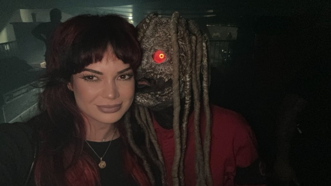 Corey Taylor Slipknot menggunakan topeng baru bersama istrinya, Alicia Taylor.  