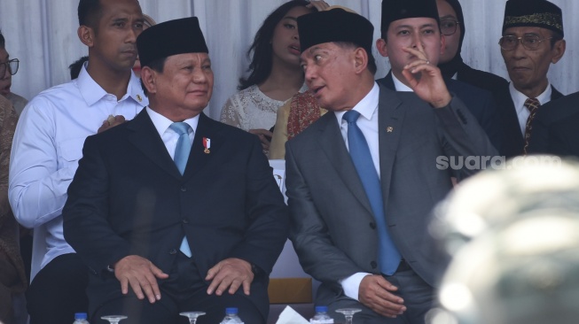 Presiden Prabowo Subianto (kiri) berbincang dengan Menteri Pertahanan Sjafrie Sjamsoeddin (kanan) saat uacara serah terima jabatan (sertijab) Menhan di kantor Kementerian Pertahanan, Jakarta, Selasa (22/10/2024). [ANTARA FOTO/Indrianto Eko Suwarso/foc]