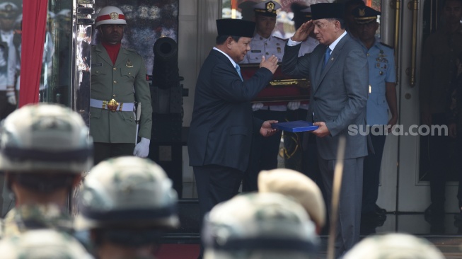 Presiden Prabowo Subianto (kiri) menyerahkan penyerahan Memorandum kepada Menteri Pertahanan Sjafrie Sjamsoeddin (kanan) saat upacara serah terima jabatan (sertijab) Menhan di kantor Kementerian Pertahanan, Jakarta, Selasa (22/10/2024). [ANTARA FOTO/Indrianto Eko Suwarso/foc]
