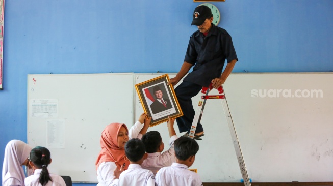 Momen Pergantian Foto Presiden dari Jokowi ke Prabowo di Lingkungan Sekolah