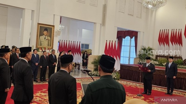 Presiden Prabowo Subianto didampingi Wakil Presiden Gibran Rakabuming Raka memimpin pelantikan Penasihat Khusus Presiden, Utusan Khusus Presiden, Staf Khusus Presiden, hingga Badan Penyelenggara Jaminan Produk Halal di Istana Negara, Jakarta, Selasa (22/10/2024). (ANTARA/Livia Kristianti)