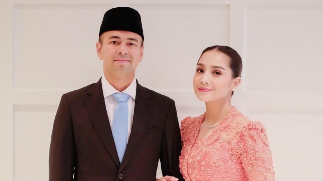 Penampilan Raffi Ahmad dan Nagita Slavina saat hendak pergi ke acara pelantikan (Instagram/raffinagita1717)