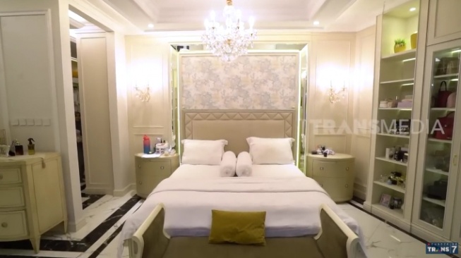 Kamar tidur utama di rumah Zita Anjani, ada walk in closet dan lemari koleksi tas. (YouTube/TRANS7 OFFICIAL)