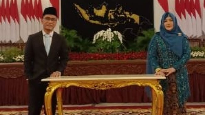 Gus Miftah dan istri saat pelantikan. [X/@pgmoraaji]