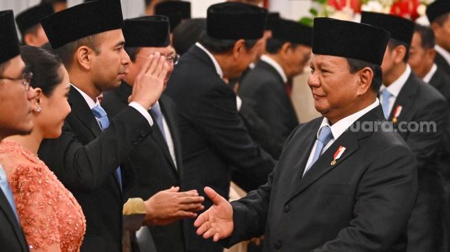 Presiden Prabowo Subianto (kanan) memberikan selamat kepada Utusan Khusus Presiden Bidang Pembinaan Generasi Muda dan Pekerja Seni Raffi Farid Ahmad (tengah) usai upacara pelantikan di Istana Negara, Jakarta, Selasa (22/10/2024). [ANTARA FOTO/Sigid Kurniawan/app/aww]