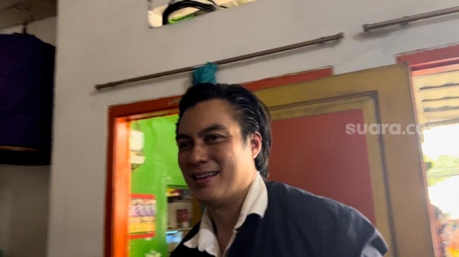 Baim Wong makan di warteg usai hadiri sidang cerai di Pengadilan Agama Jakarta Selatan pada Rabu (23/10/2024)