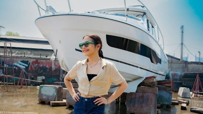 Prilly Latuconsina  beli kapal yacht (Instagram)