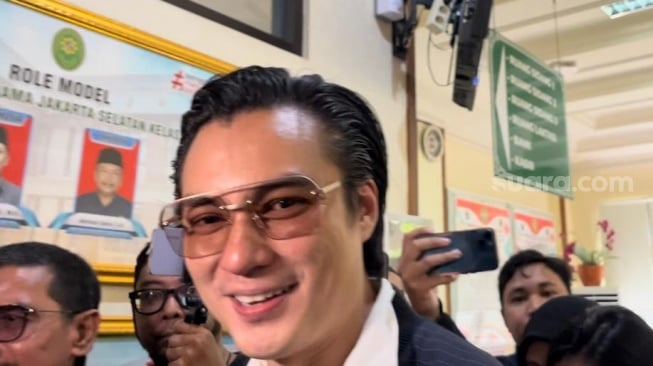 Baim Wong di Pengadilan Agama Jakarta Selatan pada Rabu (23/10/2024). [Suara.com/Rena Pangesti]