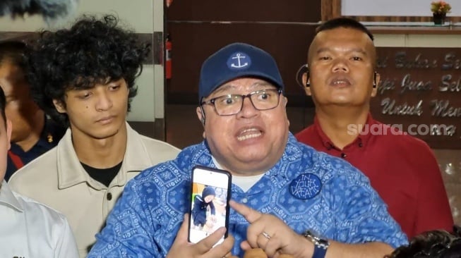 Vadel Badjideh dan Razman Arif Nasution usai menemui penyidik Polres Metro Jakarta Selatan, Rabu (23/10/2024). [Suara.com/Adiyoga Priyambodo]