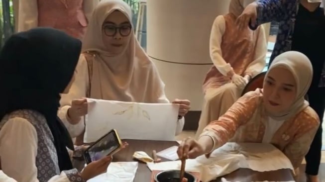 Kegiatan membatik Komunitas Serafina Bersama Kreasi Tuli Indonesia di Mercure Karawang Sabtu (19/10/2024) [Suara.com/Fajar Ramadhan]