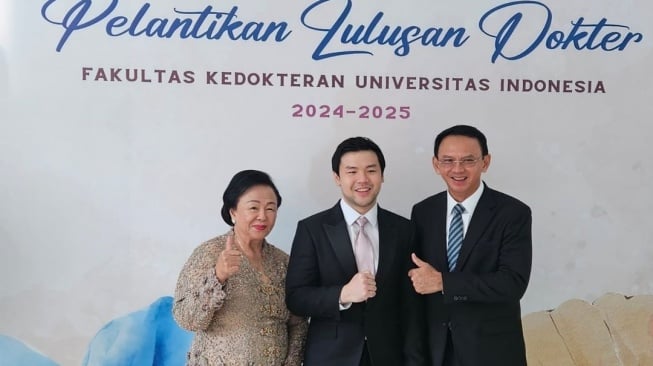 Basuki Tjahaja Purnama berfoto bersama ibu dan anak sulung Nicholas Sean dalam agenda Pelantikan Lulusan Dokter di Kampus Fakultas Kedokteran UI. [Tangkapan layar akun IG basukibtp]