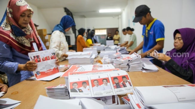 Intip Kesibukan Pekerja saat Pelipatan Surat Suara di KPU Jakarta Pusat