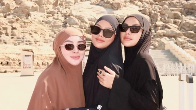 Nikita Mirzani saat umrah (Instagram/nikitamirzanimawardi_172)