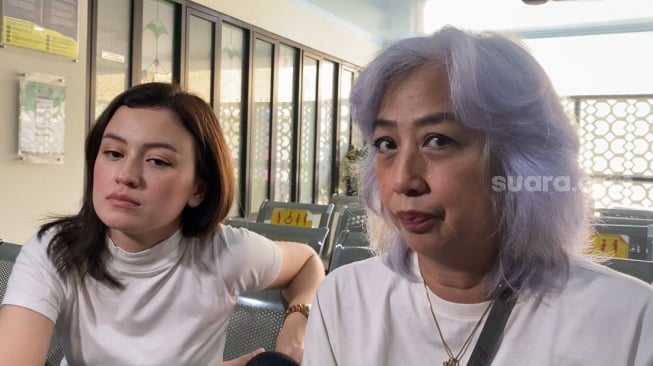 Kimberly Ryder dan ibunya, Irvina Zainal saat ditemui usai sidang cerai di Pengadilan Agama Jakarta Pusat, Rabu (23/10/2024). [Suara.com/Tiara Rosana]