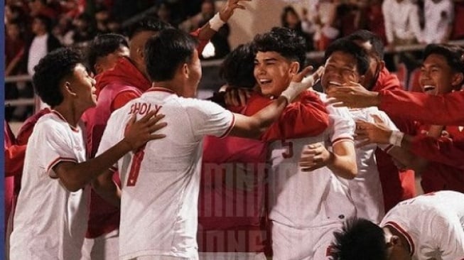 Para pemain Timnas Indonesia U-17 merayakan gol Matthew Ryan Baker ke gawang Kuwait dalam laga Grup G Kualifikasi Piala Asia U-17 2025 di Stadion Abdullah Al Khalifa, Kuwait, Rabu, (23/10/2024). [Instagram @timnasindonesia]