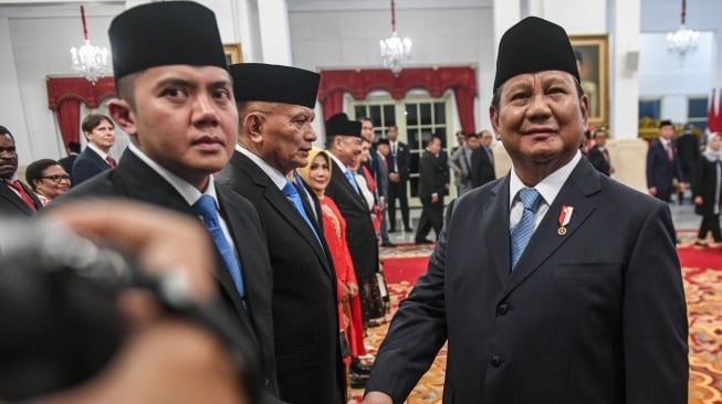 Presiden Prabowo Subianto (kanan) memberikan ucapan selamat kepada Sekretaris Kabinet Mayor Teddy Indra Wijaya (kiri) usai upacara pelantikan wakil menteri Kabinet Merah Putih di Istana Negara, Jakarta, Senin (21/10/2024). (ANTARA FOTO/Hafidz Mubarak A).