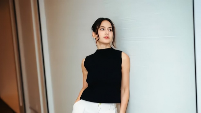 Simpel dan Elegan, 4 OOTD Monokrom ala Pevita Pearce yang Wajib Kamu Coba!