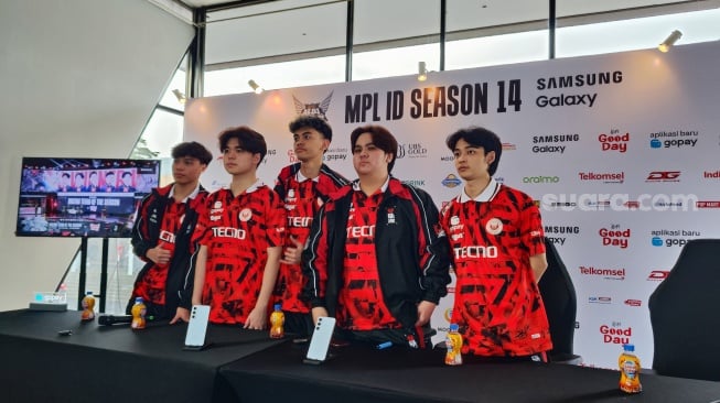 Tim Bigetron Alpha (BTR) Mobile Legends saat konferensi pers Playoffs MPL ID Season 14 di Eldorado Dome, Bandung, Rabu (23/10/2024). [Suara.com/Dicky Prastya]