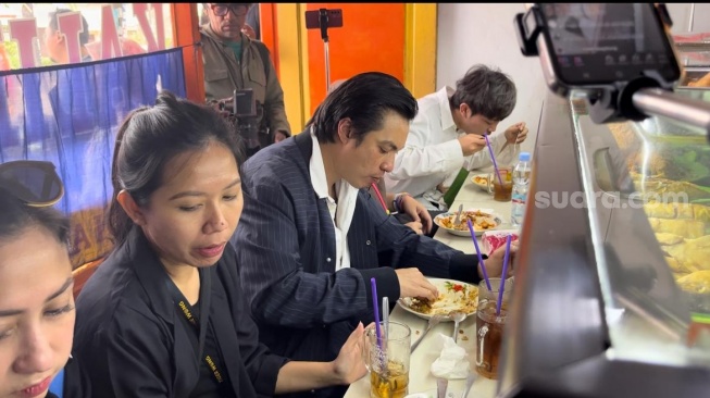 Sebelum Sidang Cerai Dimulai, Baim Wong Makan di Warteg Dekat PA Jakarta Selatan