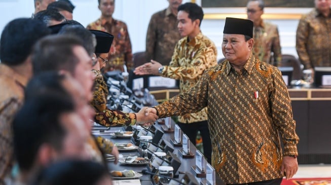 Presiden Prabowo Subianto (kanan) dan Wakil Presiden Gibran Rakabuming Raka (kedua kanan) menyalami para menteri sebelum memimpin sidang kabinet paripurna di Kantor Presiden, Jakarta, Rabu (23/10/2024). [ANTARA FOTO/Hafidz Mubarak A/aww]