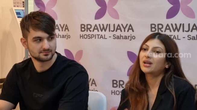 Sarah Keihl dan suaminya, Killian Potter di RS Brawijaya Saharjo, Jakarta, Rabu (23/10/2024). [Suara.com/Adiyoga Priyambodo]