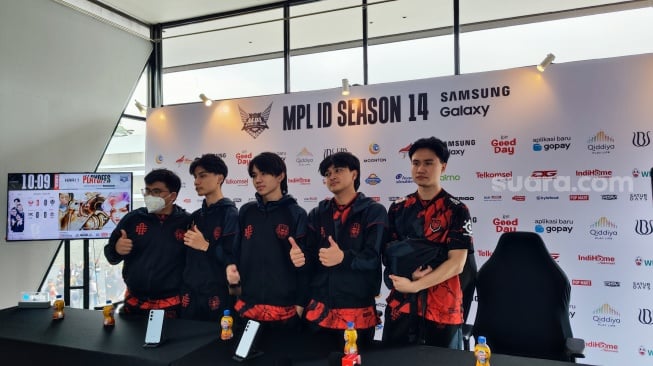 Tim Alter Ego Esports saat konferensi pers turnamen Mobile Legends MPL ID S14 di Eldorado Dome, Bandung, Rabu (23/10/2024). [Suara.com/Dicky Prastya]