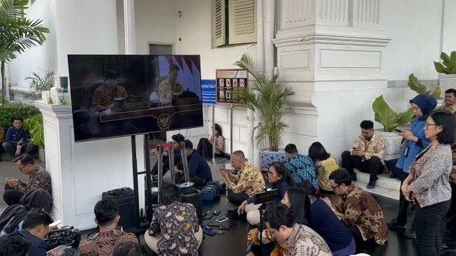 Wartawan Nobar Sidang Kabinet Paripurna Perdana di Pilar Istana, Begini Tampilan Prabowo dan Gibran