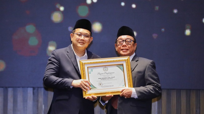 Terima Penghargaan Baznas Jatim Award 2024, Pj. Gubernur Adhy Ajak Tingkatkan Pengelolaan Zakat