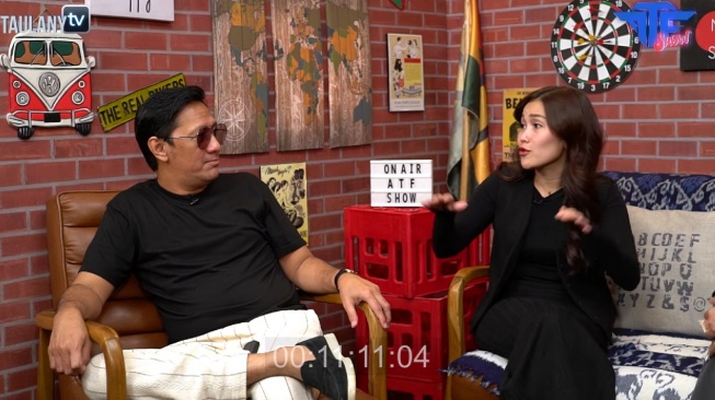 Andre Taulany dan Ayu Ting Ting saling panggil ayang. [Youtube Taulany TV]