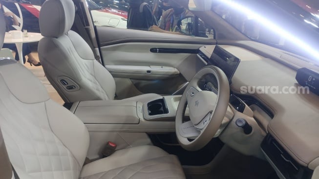 Interior Mobil listrik Hyptec HT saat di GIIAS Semarang 2024 pada Rabu (23/10/2024). [Suara.com/Budi Arista Romadhoni]