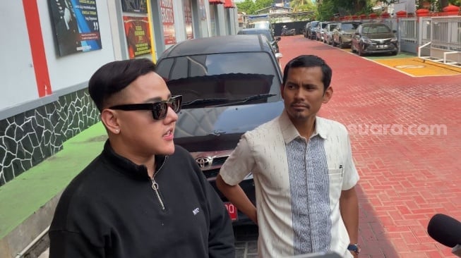 Kerabat dan kuasa hukum Medina Zein, Iqbal Cello dan Teguh Putra saat ditemui jelang kebebasan Medina Zein di Lapas Perempuan Kelas IIA, Pondok Bambu, Jakarta Timur, Kamis (24/10/2024). [Suara.com/Tiara Rosana]