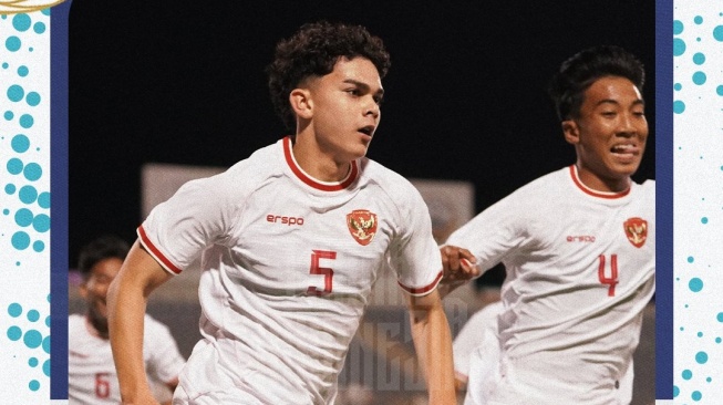 Bek Timnas Indonesia U-17, Mathew Baker saat menghadapi Kuwait U-17 dalam matchday pertama Grup G Kualifikasi Piala Asia U-17 2025, Rabu (24/10/2024). [Dok. PSSI]