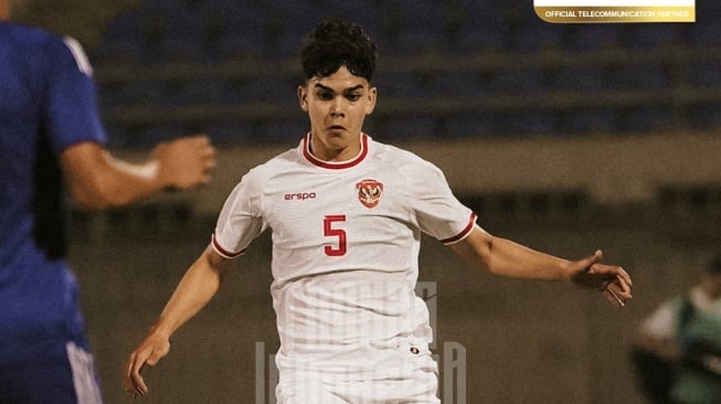 Bek Timnas Indonesia U-17, Mathew Baker saat menghadapi Kuwait U-17 dalam matchday pertama Grup G Kualifikasi Piala Asia U-17 2025, Rabu (24/10/2024). [Dok. PSSI]