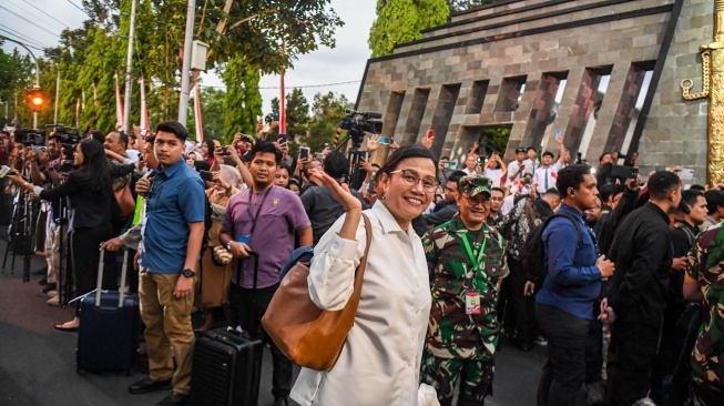 Menteri Keuangan Sri Mulyani berjalan memasuki Akademi Militer untuk mengikuti kegiatan rapat kerja bersama Presiden Prabowo Subianto dan retret Kabinet Merah Putih 2024-2029 di Akademi Militer (Akmil) Magelang, Jawa Tengah, Kamis (24/10/2024). [ANTARA FOTO/Muhammad Adimaja/YU]