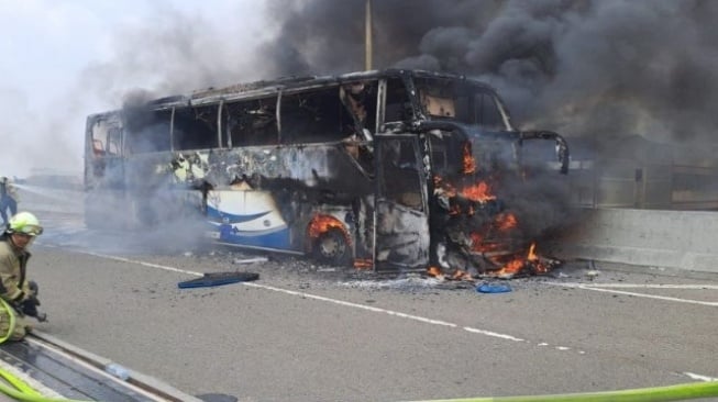 Ngeri! Bus Pariwisata Rombongan TK Hangus Terbakar di Tol Becakayu, Puluhan Siswa Selamat