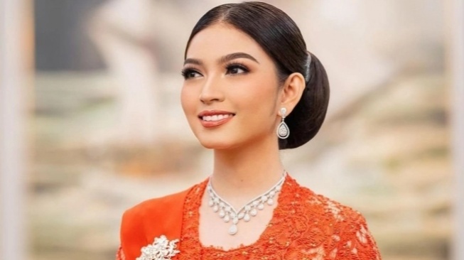 Selvi mengenakan kalung berlian dengan potongan teardrop berjenis princess, kemudian dilengkapi pula dengan anting menggunakan potongan berlian yang sama.