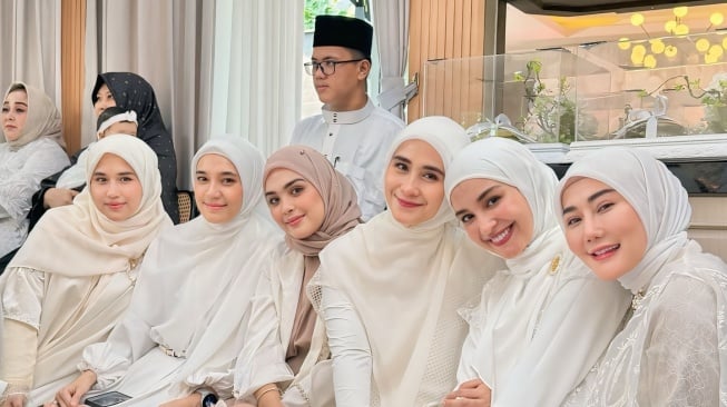 Pernikahan Irish Bella dan Haldy Sabri dihadiri oleh para sahabat (Instagram/ryana_dea)