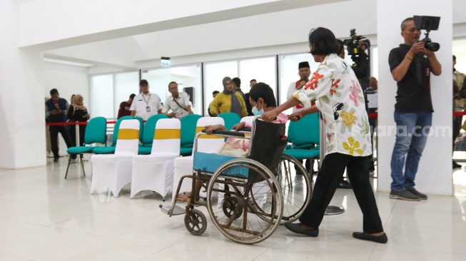 Warga mengikuti simulasi pencoblosan surat suara untuk Pemilihan Kepala Daerah (Pilkada) Serentak 2024 di Gelanggang Remaja Johar Baru, Jakarta, Kamis (24/10/2024). [Suara.com/Alfian Winanto]
