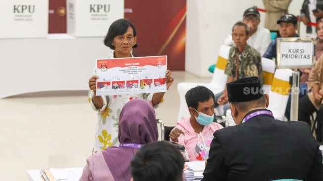 Warga mengikuti simulasi pencoblosan surat suara untuk Pemilihan Kepala Daerah (Pilkada) Serentak 2024 di Gelanggang Remaja Johar Baru, Jakarta, Kamis (24/10/2024). [Suara.com/Alfian Winanto]
