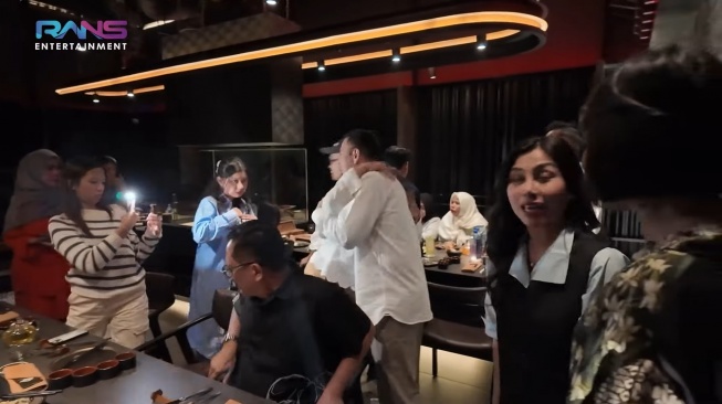 Acara syukuran yang digelar Raffi Ahmad dan keluarga besar usai dilantik jadi Utusan Khusus Presiden (YouTube/Rans Entertainment)