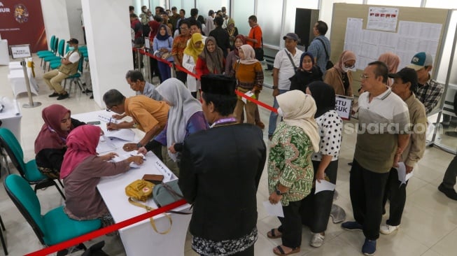 Warga mengikuti simulasi pencoblosan surat suara untuk Pemilihan Kepala Daerah (Pilkada) Serentak 2024 di Gelanggang Remaja Johar Baru, Jakarta, Kamis (24/10/2024). [Suara.com/Alfian Winanto]
