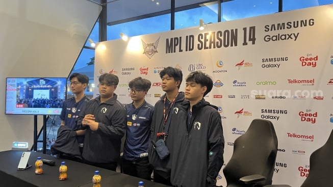 Konferen pers Team Liquid ID (TLID) usai mengalahkan Bigetron Alpha (BTR) di babak Playoffs MPL ID S14 Mobile Legends yang digelar di Eldorado Dome, Bandung, Kamis (24/10/2024). [Suara.com/Dicky Prastya]