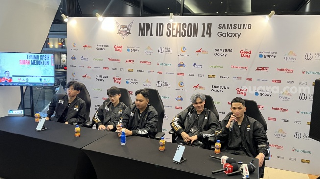 Konferensi pers RRQ Hoshi usai mengalahkan Geek Fam 3-1 di hari kedua babak Playoffs MPL ID S14 Mobile Legends yang digelar di Eldorado Dome, Bandung, Kamis (24/10/2024). [Suara.com/Dicky Prastya]